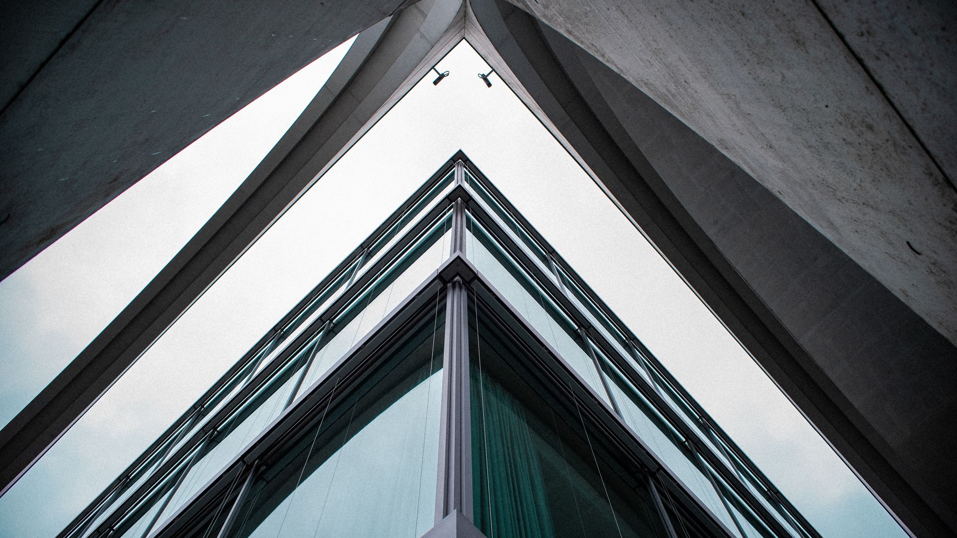 Fachada de edificio moderno, vista desde el patio interior